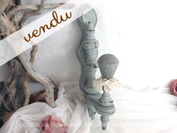 Patère en bois , patinée shabby et sa dentelle.