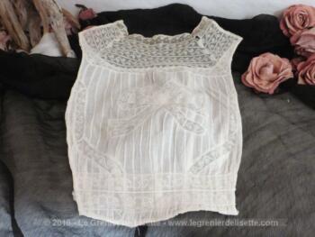 Ancien plastron pour femme fait main, en batiste et dentelle.