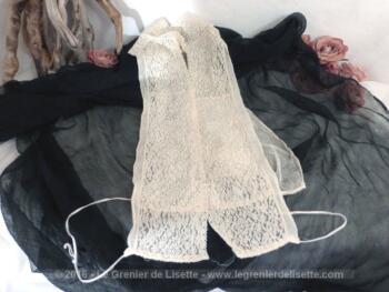 Ancien plastron tout en dentelle et tulle.