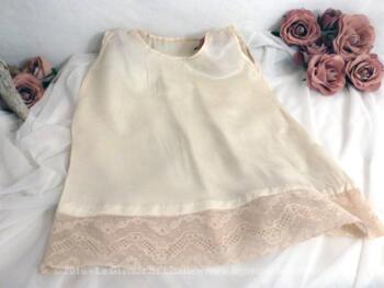 Petite robe en soie pour enfant fait main, simple, sans manche avec sa bande dentelle.