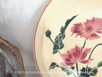 Ancien grand saladier en faience de Choisy le Roi, au sceau HBCM, avec le beau dessin de fleurs de Pavot.