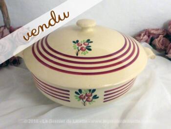 Soupière ancienne, gravé des lettres HA sous le couvercle et d'un tampon bleu "36" sous le socle. Deux beaux dessins de fleurs encerclés par 4 lignes bordeaux.