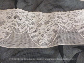 Trois bandes de dentelles de couleur bistre en broderie sur tulle.