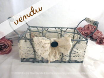 Panier en métal, porte-verres , patiné shabby et vieilli habillé de dentelles anciennes et d'un gros noeud.