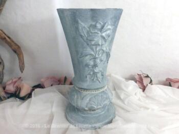 Vase en fonte patiné shabby et dentelle....idéal extérieur !