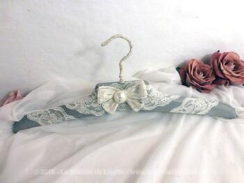 Cintre shabby et sa dentelle. Pièce unique.