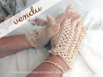 Ancienne paire de gants fait main au crochet avec dessin original sur le dos de la main.