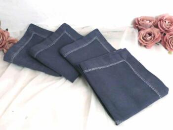 Lot de 4 serviettes en gros coton, teintées en gris anthracite avec coutures surlignées.