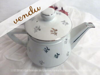 Cafetière blanche en faience aux dessins couleur argent