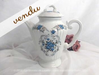 Cafetière faience Moulin des Loups Orchies modèle Sévigné aux sublimes fleurs et volutes bleues.