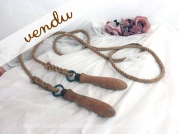 Ancienne corde à sauter avec manche en bois .