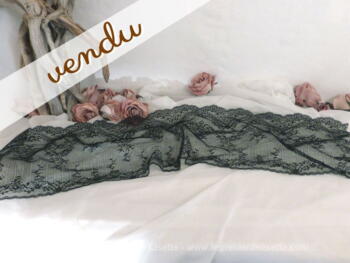 Coupon 75 cm de large dentelle fine noire élastique .