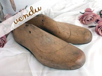 Vieille paire embauchoirs en bois, pour forme de chaussures, issue d'une vieille cordonnerie.