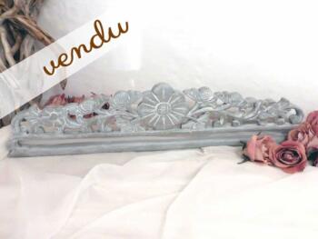 Fronton en bois avec passant, le tout patiné tendance shabby.