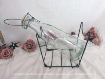 Porte bouteille en fer et sa bouteille en verre avec bouchon en porcelaine
