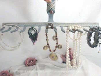 Ancien râteau en fonte revisité en présentoir pour bijoux, cravates ou autres idées originales.