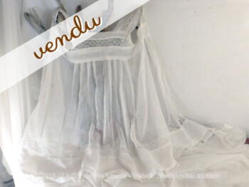 Ancienne petite robe tablier pour enfant, en belle batiste blanche avec encarts en dentelle.