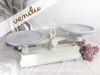 Ancienne balance en fonte, 5 kg, patinée shabby et ses deux assiettes pour plateau.