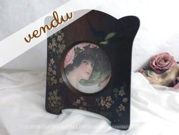 Cadre en bois peint à la main, avec dessins de fleurs et d'hirondelle.
