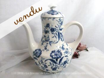 Cafetière verseuse aux bleuets en porcelaine de Gien avec deux légers éclats au col.