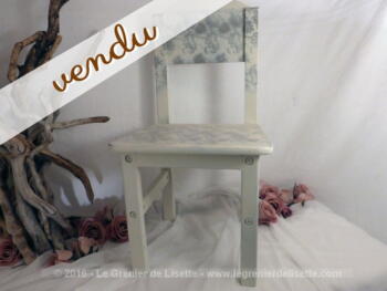 Petite chaise enfant en bois, patinée shabby avec dessin de dentelles au pochoir sir le dossier et l'assise.