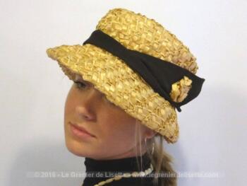 Ancien chapeau en sisal épais synthétique de couleur paille et son ruban noir.