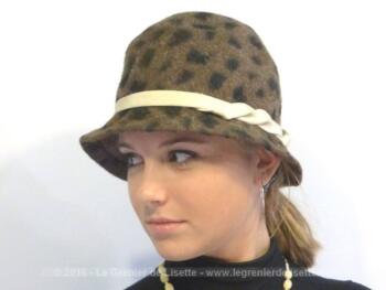 Chapeau cloche en feutrine aux beaux dessins d'imitation léopard.