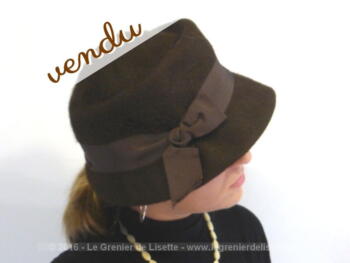 Chapeau vintage en feutrine marron.