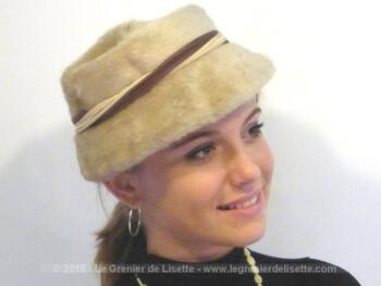 Chapeau vintage en fausse fourrure beige et ses rubans.