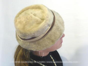 Chapeau vintage en fausse fourrure beige et ses rubans.