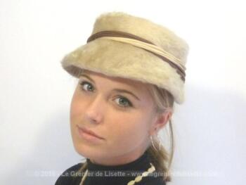 Chapeau vintage en fausse fourrure beige et ses rubans.