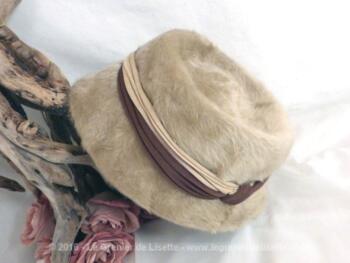 Chapeau vintage en fausse fourrure beige et ses rubans.