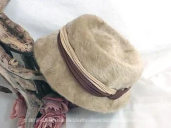 Chapeau vintage en fausse fourrure beige et ses rubans.