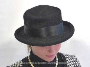 Chapeau vintage rond noir avec ruban satin.