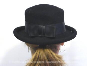 Chapeau vintage rond noir avec ruban satin.