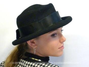 Chapeau vintage rond noir avec ruban satin.