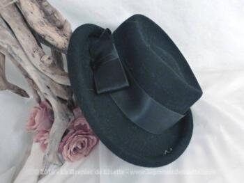 Chapeau vintage rond noir avec ruban satin.
