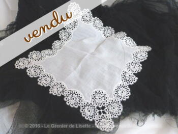 Ancien mouchoir en batiste légère avec tout le pourtour en broderie en forme de cercle.