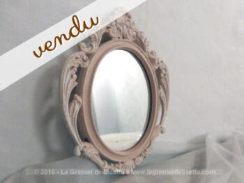 Ancien petit miroir à suspendre de 13 cm de haut, entièrement patiné rose poudré, très tendance shabby.