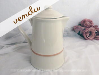 Petite cafetière en faïence.