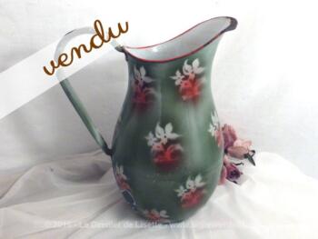 Ancien pichet avec émaillé de verten vert et fleurs.