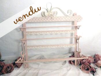 Présentoir de cuisine, revisiter en présentoir à bijoux sur 3 niveaux , patiné de rose shabby et de blanc, le tout agrémenté de dentelle. Pièce unique.