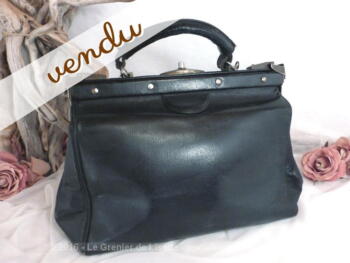 Ancien sac à main cuir noir à la forme et au systeme de fermeture façon sac pour medecin.