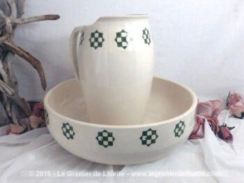 Ancien service toilette en faience, avec grand bac et broc assorti.