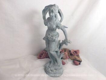 Datant du début du XX° siècle, voici une ancienne statuette en régule patinée shabby et vieillie, représentant une bergère avec son panier.