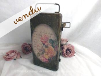 Ancienne boite métallique pour outil, revisitée avec un effet de dessin de fleurs vintage
