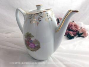 Cafetière verseuse porcelaine décors Watteau