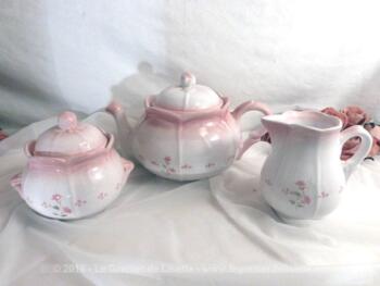 Assortiment d'une cafetière, d'un pot à lait et et d'un sucrier en faïence , tout de rose shabby vêtu !