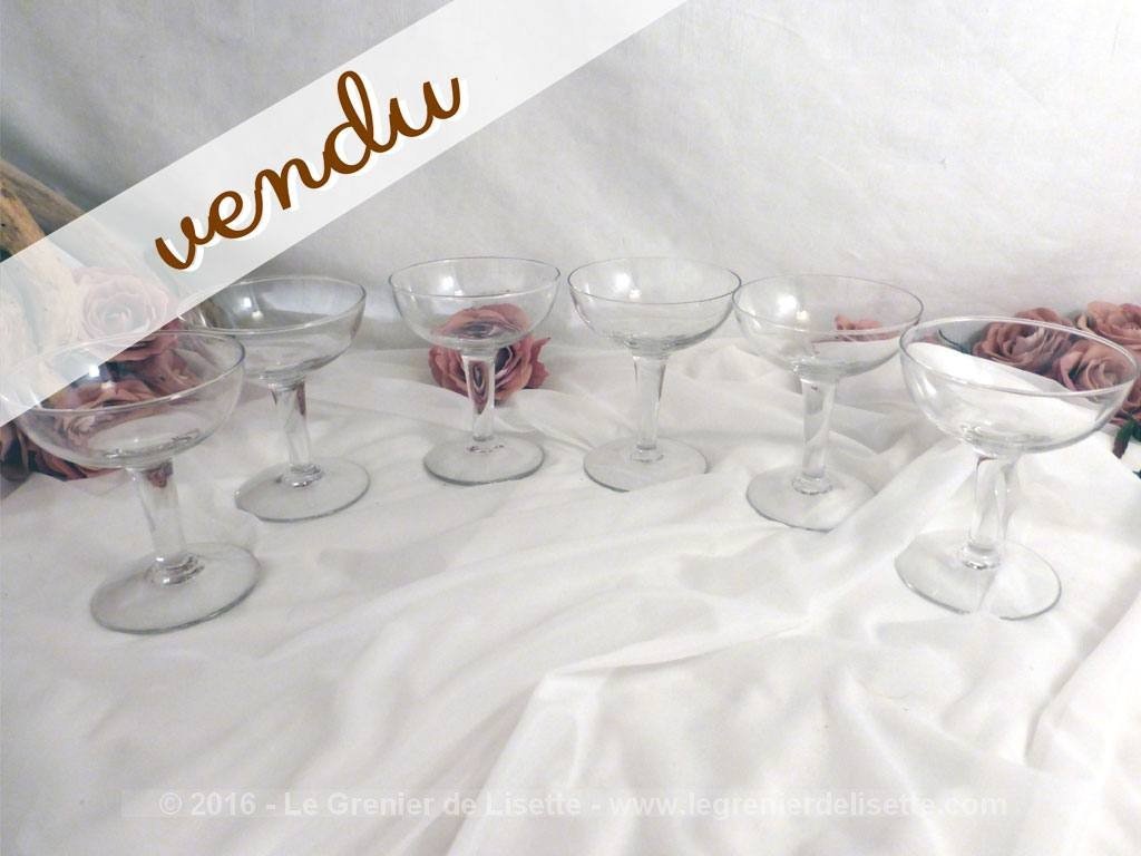 Lot de 6 belles coupes à Champagne dont le pied est original et de forme conique.