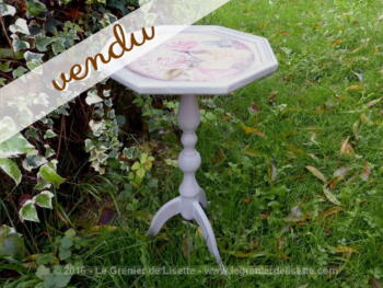 Guéridon en bois, revisité avec une belle patine grise vieillie et un plateau de collages de dessins de fleurs , pour une tendance très shabby. Pièce unique.